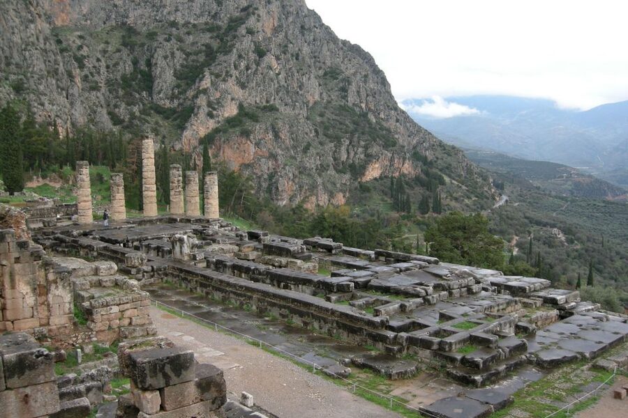 2 days Spanish guided tour in Delphi and Meteora - Two days, two very different chapters of Greece