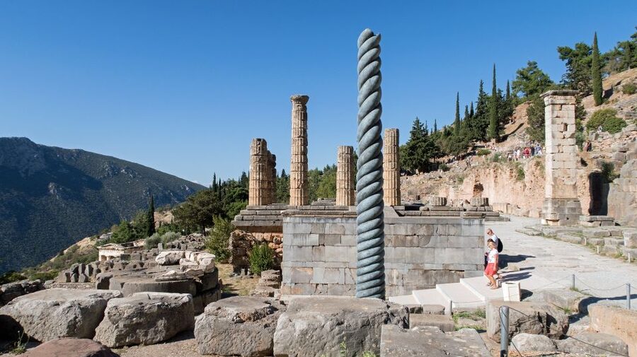 3-day classical Spanish guided tour in Peloponesse & Delphi - Day one: Corinth, Mycenae and Epidaurus