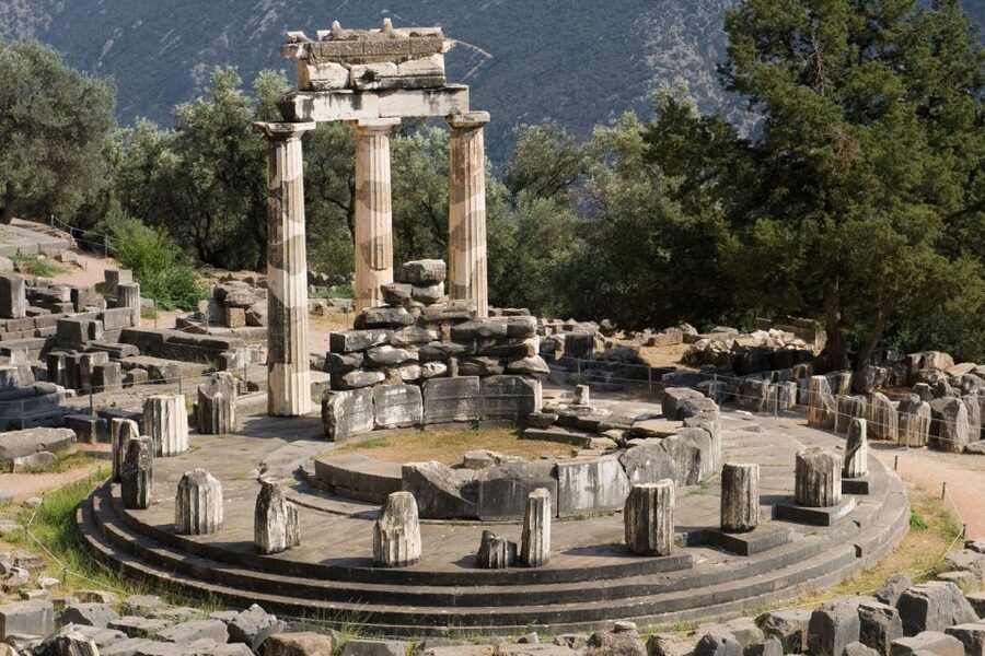 3-day classical Spanish guided tour in Peloponesse & Delphi - Day two: Olympia and the road to Delphi
