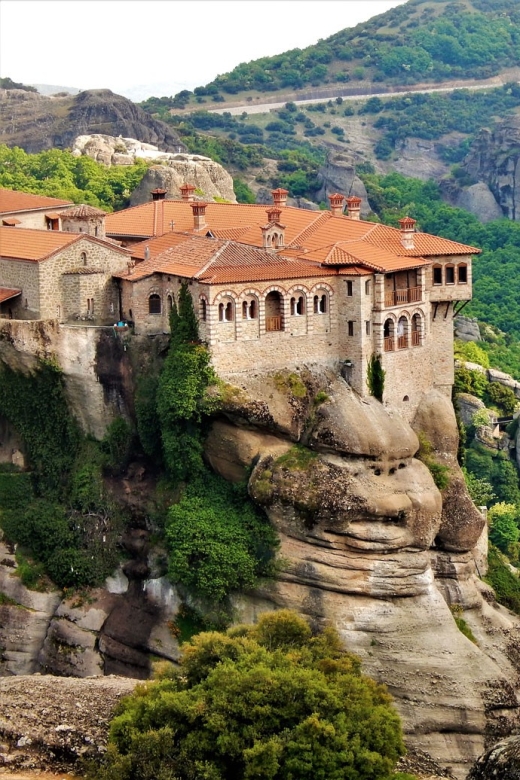 Athens: 2-Day Meteora Tour in Spanish with Guide & Hotel - A night in Kalabaka: practical comfort, not a resort stay