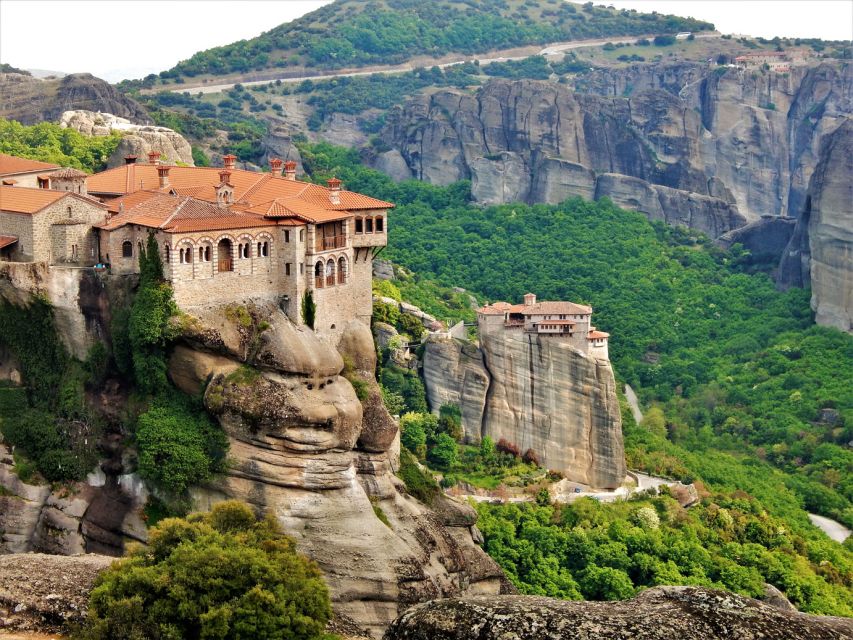 Athens: 2-Day Meteora Tour in Spanish with Guide & Hotel - The sunset tour: viewpoints and a first look inside