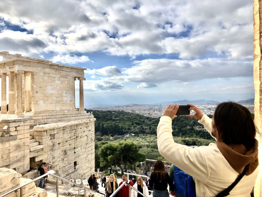 Athens:Acropolis - Historical Center Walking Tour in Spanish - What the guide adds, and what the tour does not include