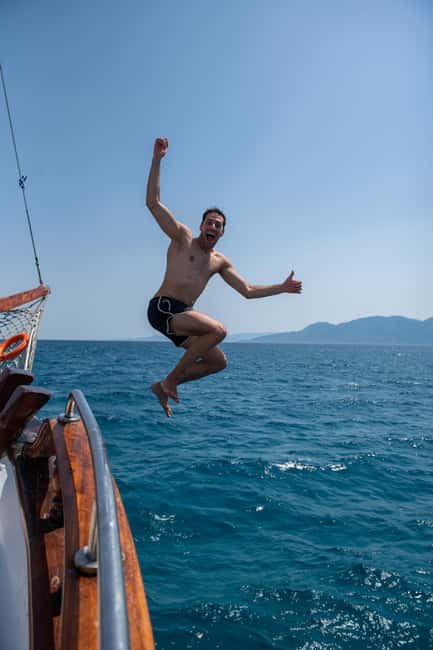 Athens: Agistri, Moni, and Aegina Cruise with Lunch & Drinks - Greek buffet lunch and drinks aboard