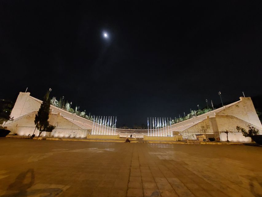 Athens: City Highlights Nighttime Walking Tour in Spanish - What the Spanish-language guiding adds
