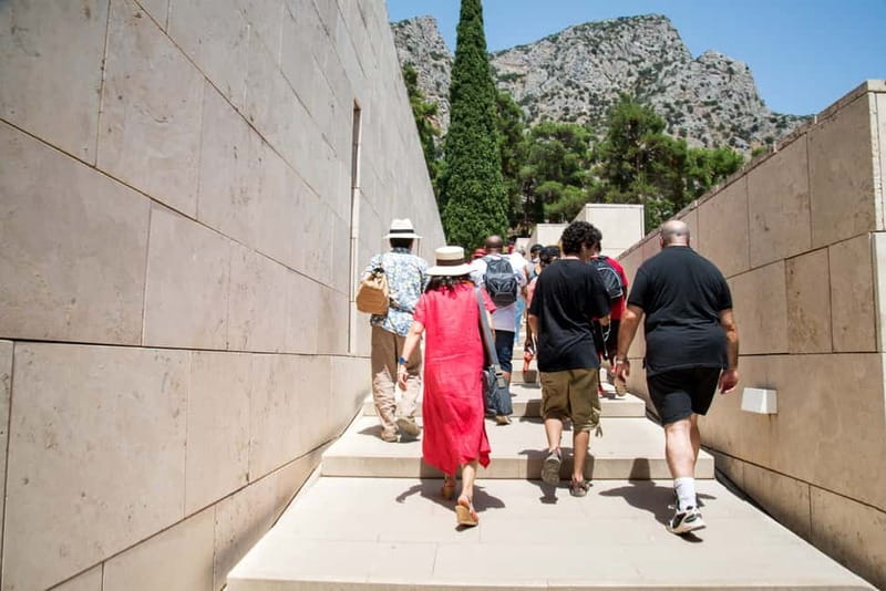 Athens: Delphi and Arachova Day Trip with Guide - Lunch, free time and the Arachova stop