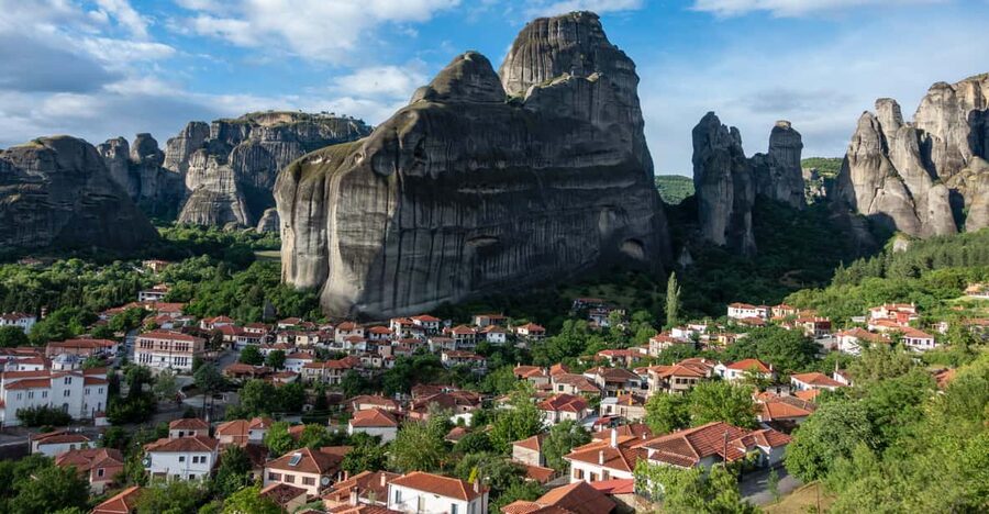 Athens: Meteora Day Trip with Audio Guide and Lunch Option - A short pause in Kalabaka