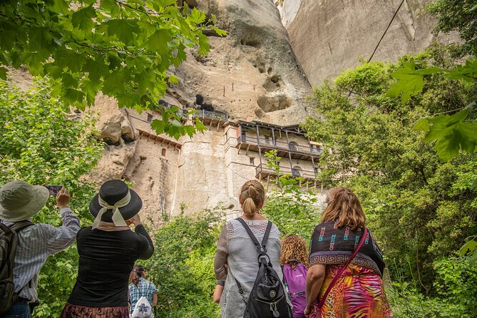 Athens: Meteora Monasteries, Caves & Coastal Stopovers with Lunch - What the guide adds