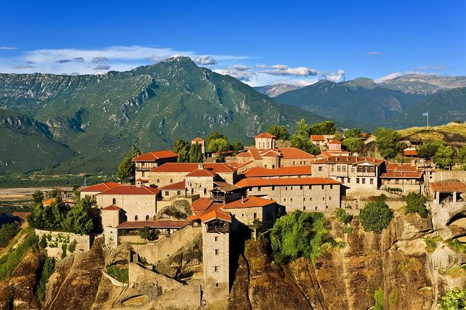 Athens: Meteora Monasteries, Hermit Caves Tour with Pickup - First views of Meteora from Kalambaka