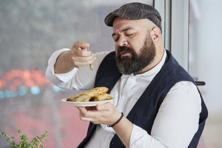 Athens: Taste of Five Signature Greek Dishes - The performer makes the meal more than a tasting