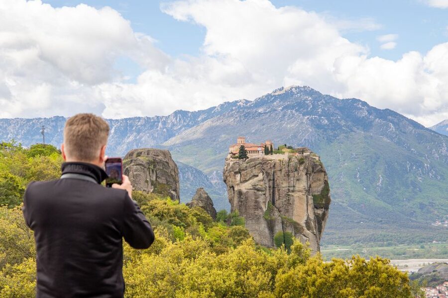 From Athens: 3 Days in Meteora & Delphi with Tours & Hotel - Thermopylae breaks up the drive to Delphi
