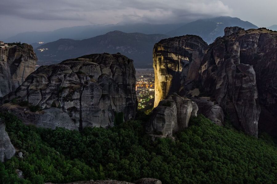 From Athens: Delphi and Meteora 2-Day Tour with Hotel - From Athens toward Delphi